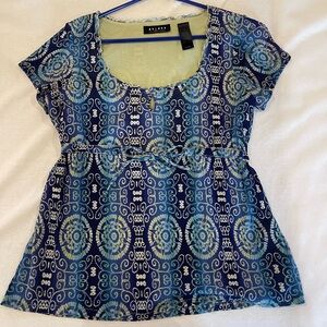 Colorful short sleeve blouse to dress up or dress down. Size S